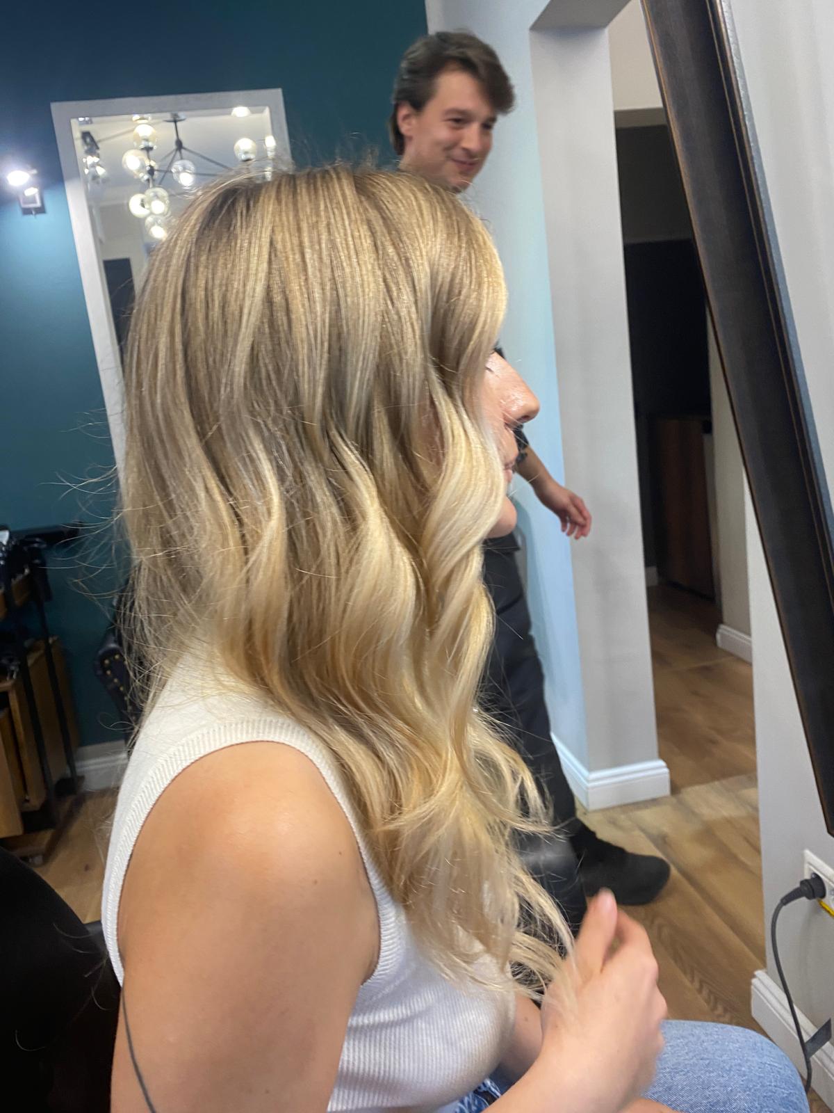 Onduleuri blonde cu balayage la Sassy Salon