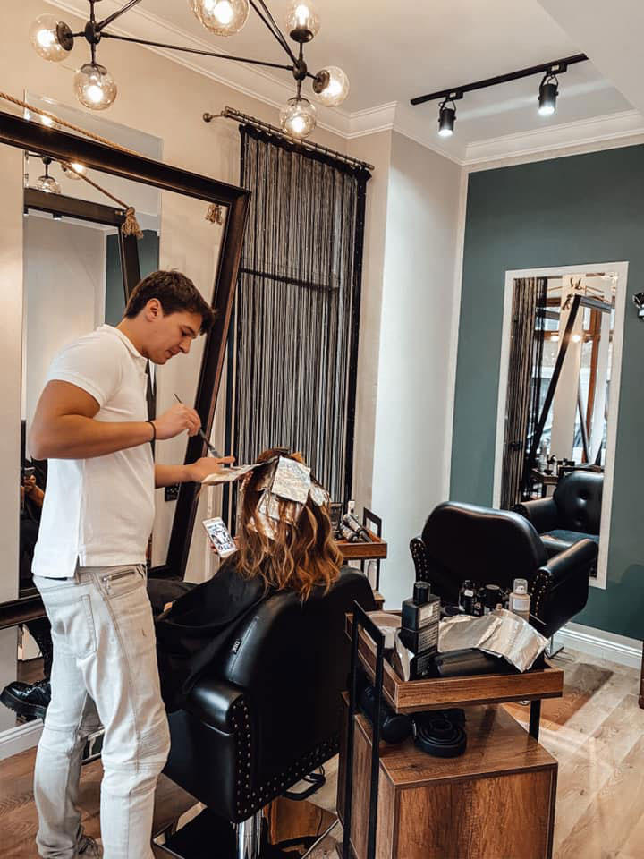 Gabriel Budușanu la lucru în Sassy Salon